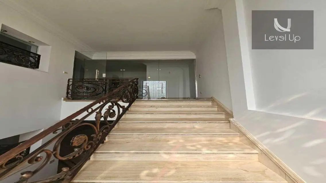 فيلا للايجار نص مفروش فى جالريا مون فالى فى تسعين
