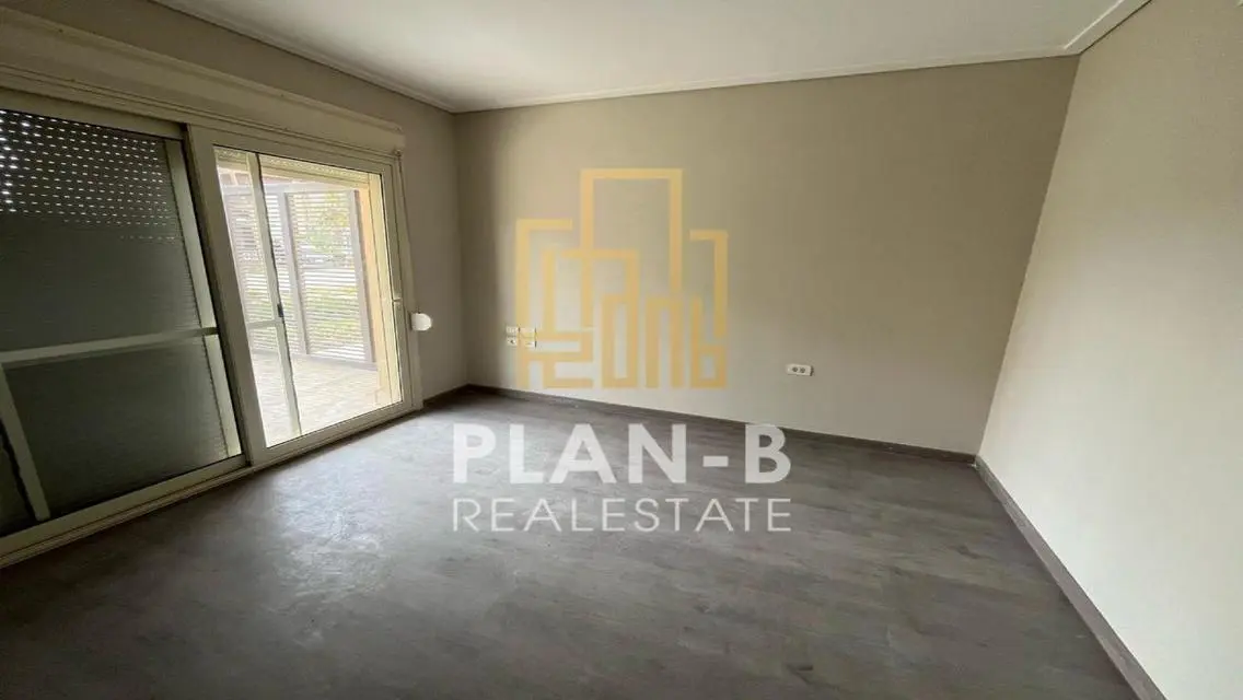 For rent, a ground floor apartment with a garden