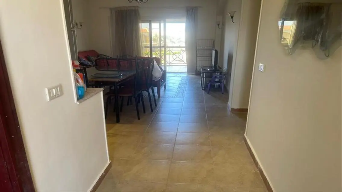 شالية للبيع يرى البحر في قرية اريج العين السخنه  .