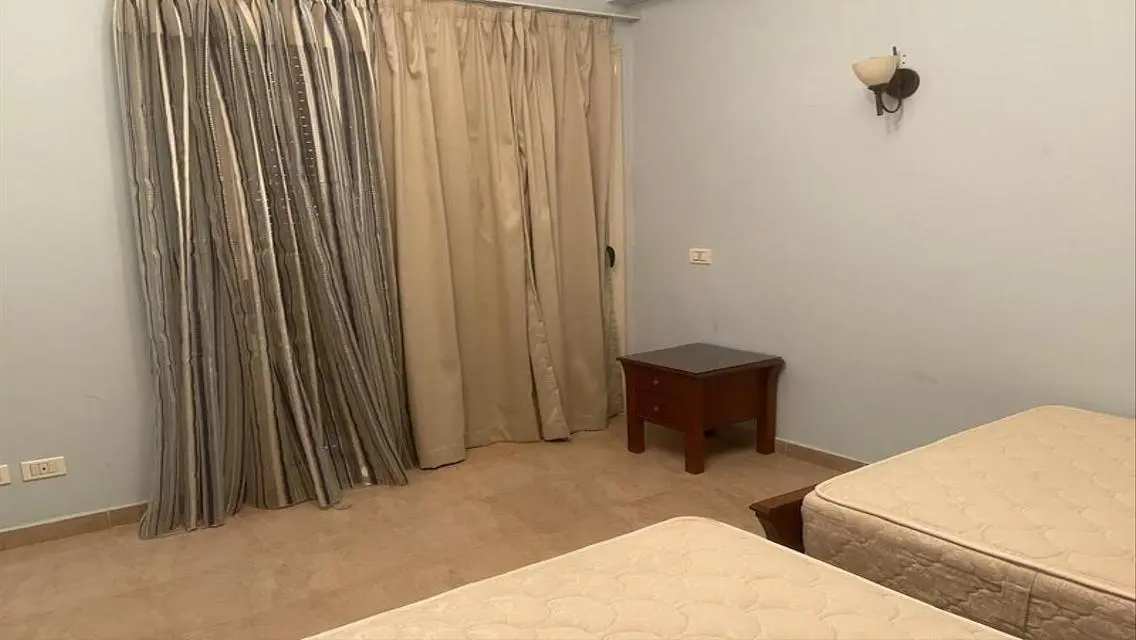 شالية للبيع يرى البحر في قرية اريج العين السخنه  .