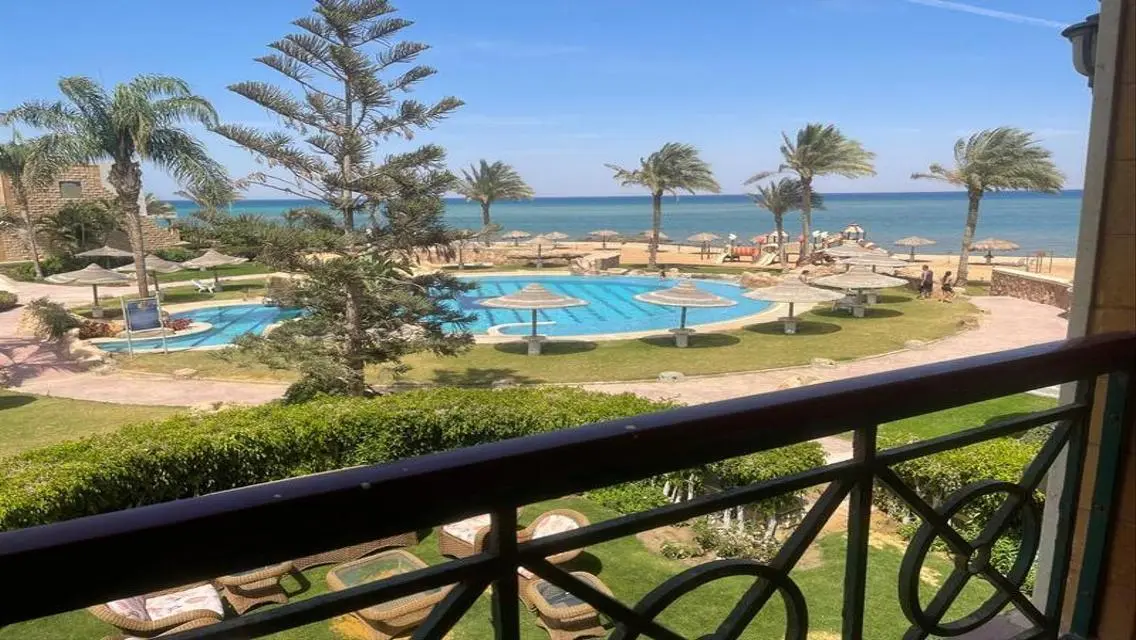شالية للبيع يرى البحر في قرية اريج العين السخنه  .