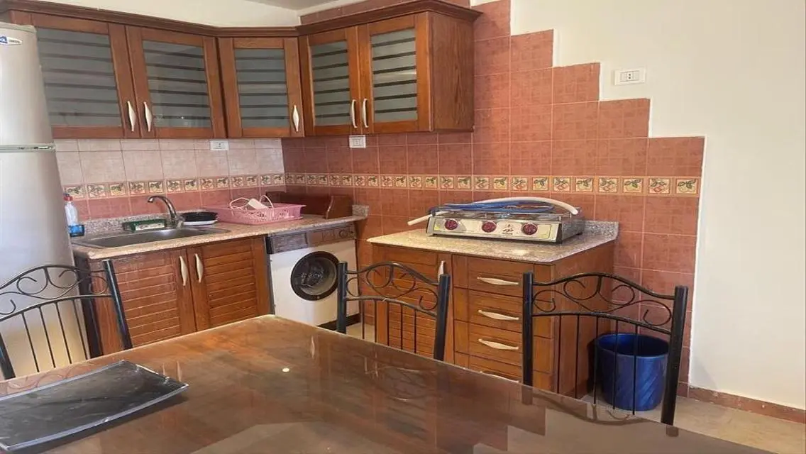 شالية للبيع يرى البحر في قرية اريج العين السخنه  .