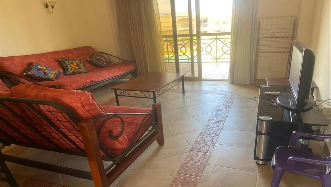 شالية للبيع يرى البحر في قرية اريج العين السخنه  .