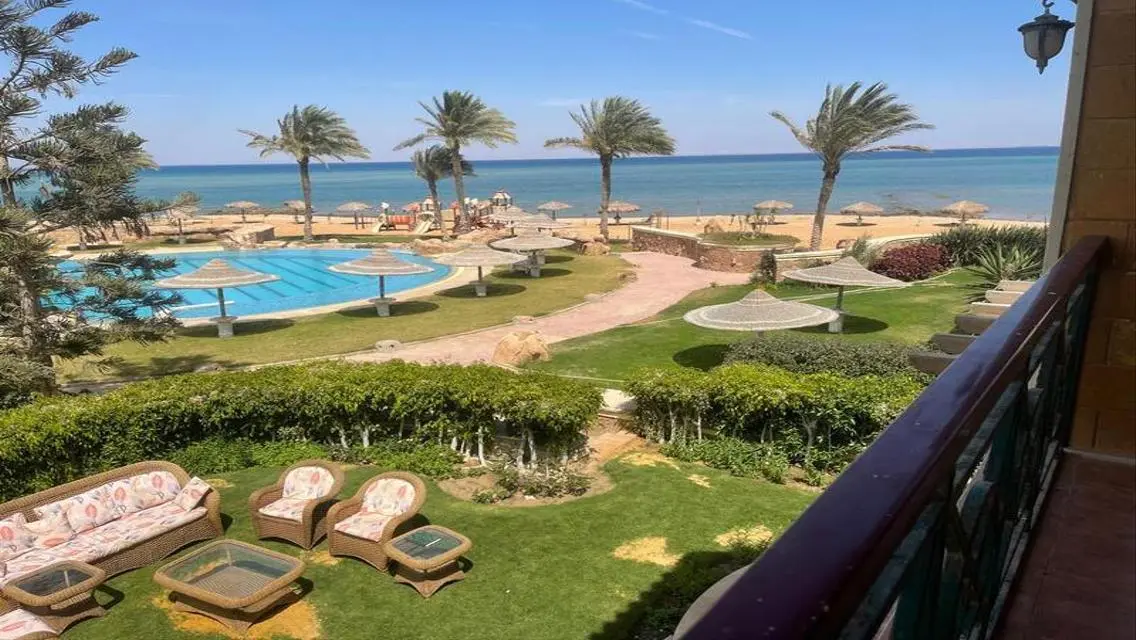 شالية للبيع يرى البحر في قرية اريج العين السخنه  .
