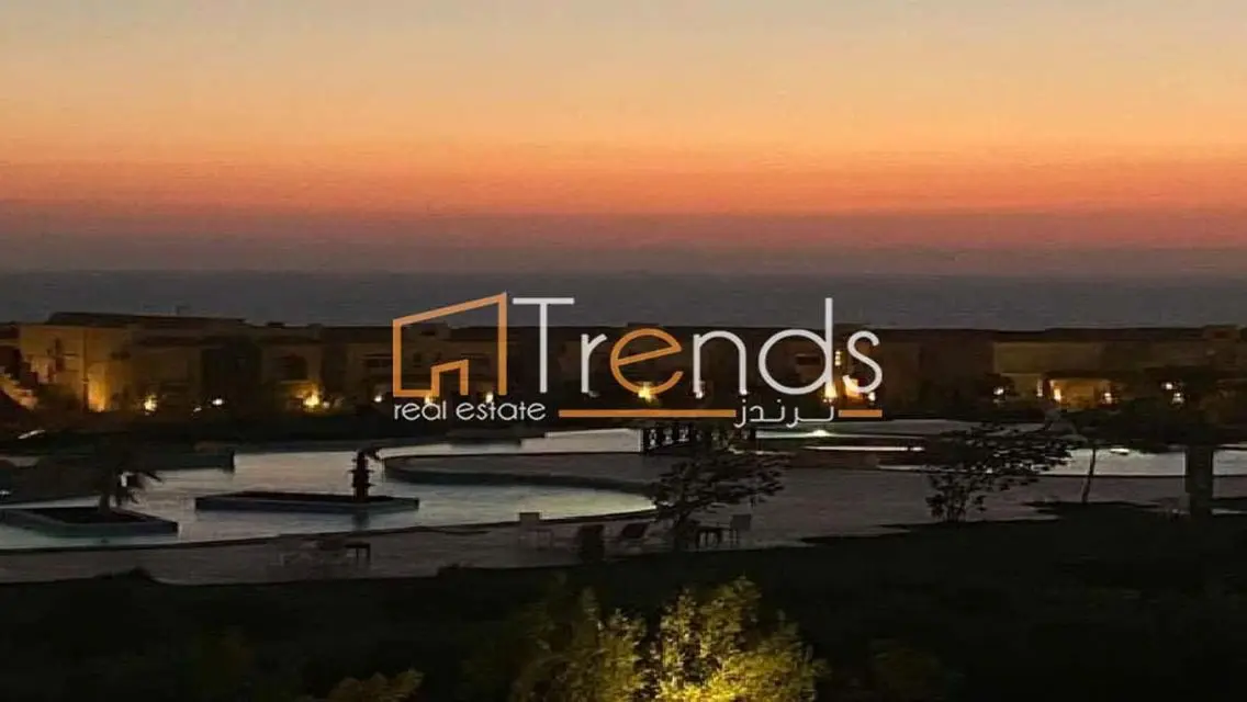 بينتهاوس يطل ع البحر و حمام السباحه مفروش بالكامل