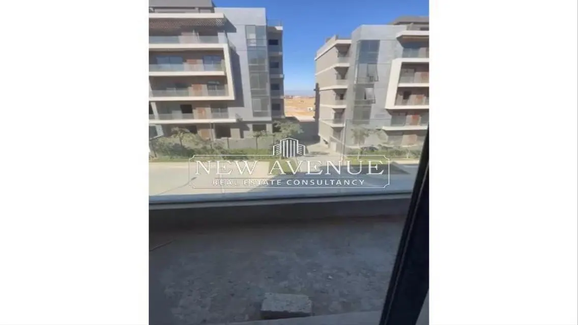 شقة نصف تشطيب مكونة من 3 غرف نوم في باتيو أورو