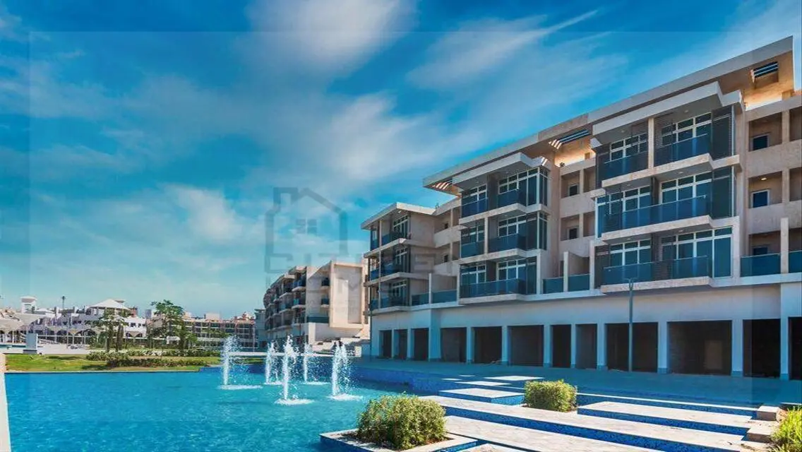 Stand alone villa ready to move direct on lake
