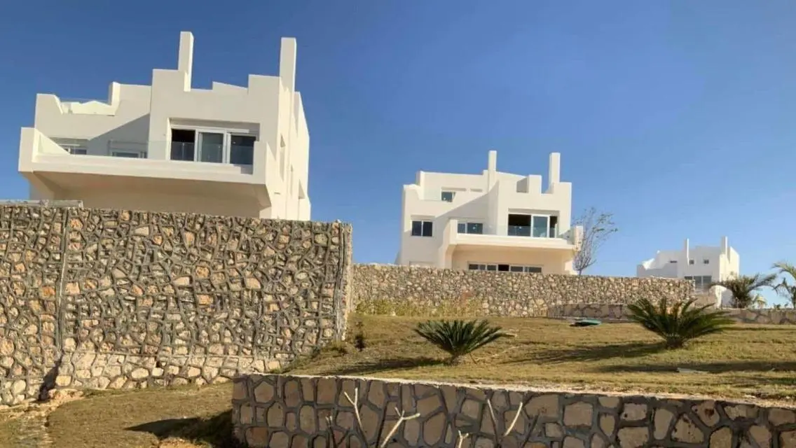 شاليه متشطب للبيع في جيفيرا انرشيا بجوار جون سوديك