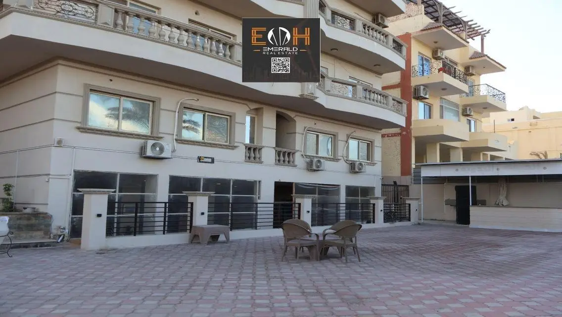 شقة فاخرة في قلب المدينة مع حديقة خاصة ومسبح