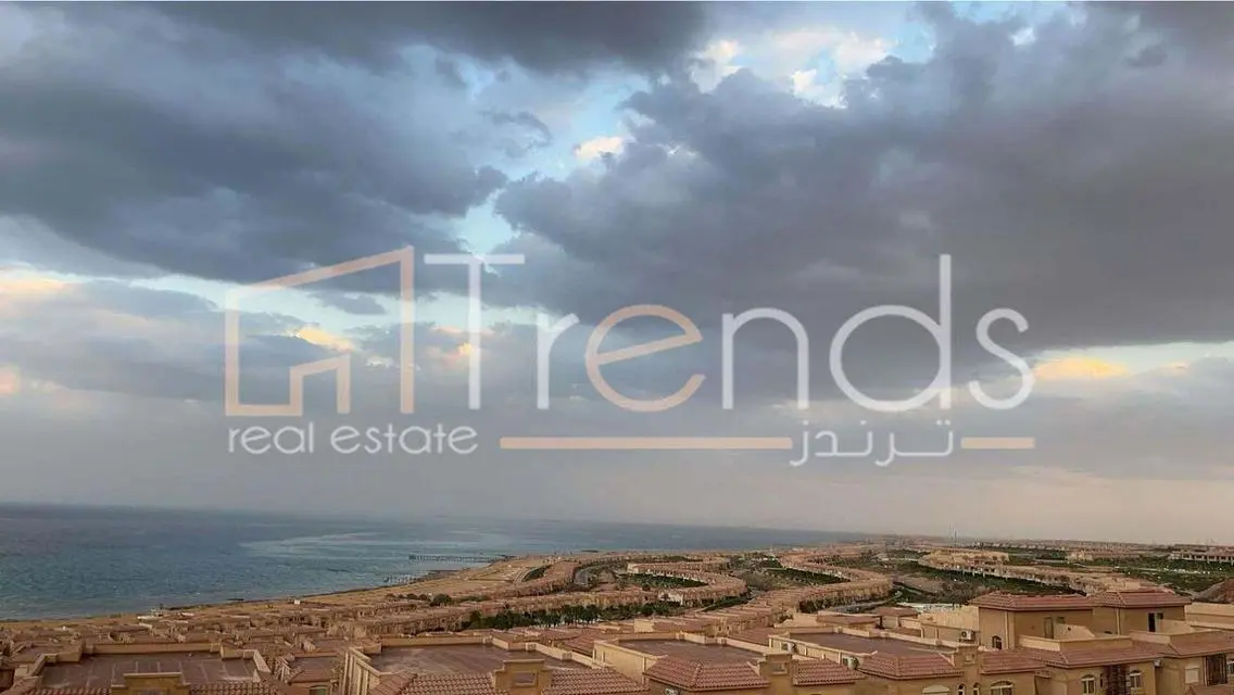 توين فيلا للبيع استلام فورى يطل على البحر مفروشه