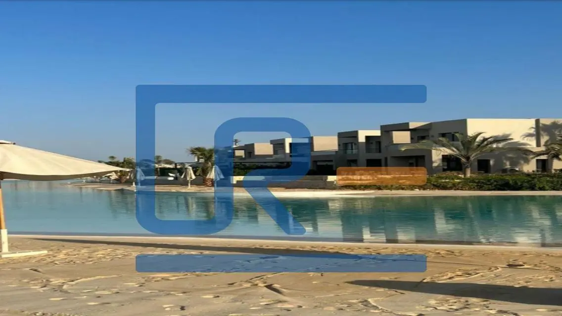 شاليه 3 غرف نوم نصف مفروش يطل على حمام السباحة