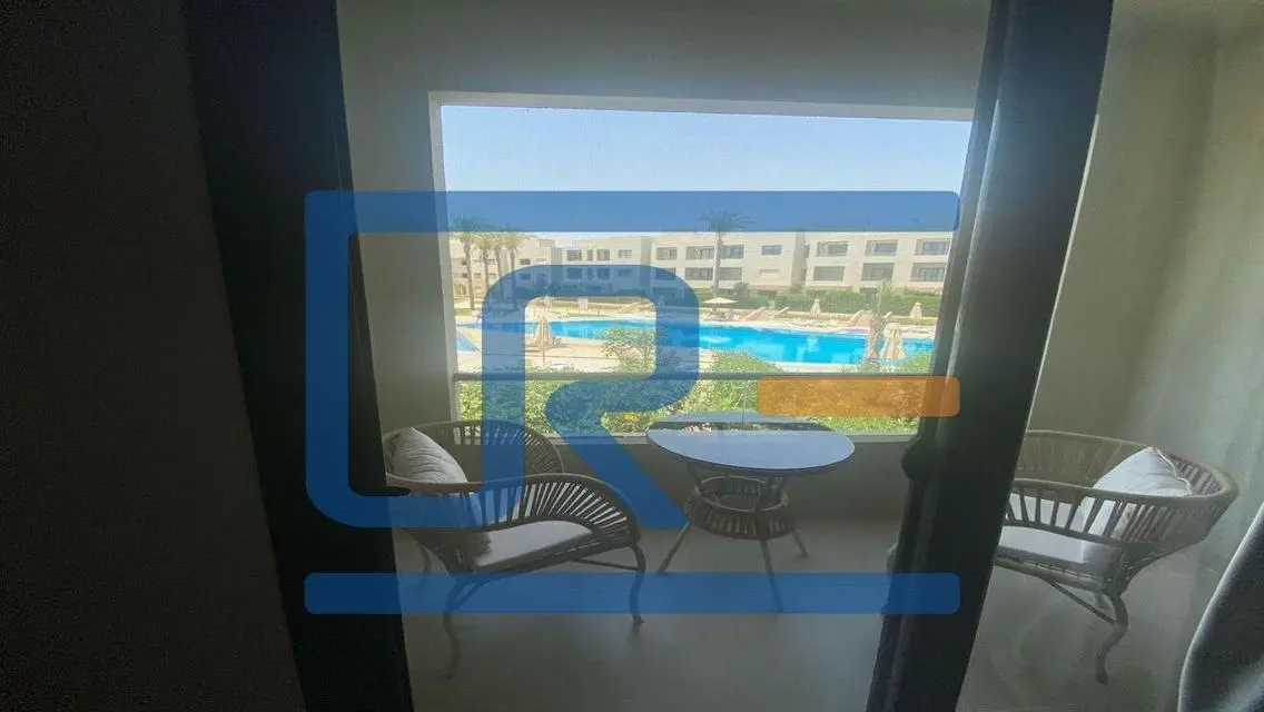 شاليه 3 غرف نوم نصف مفروش يطل على حمام السباحة