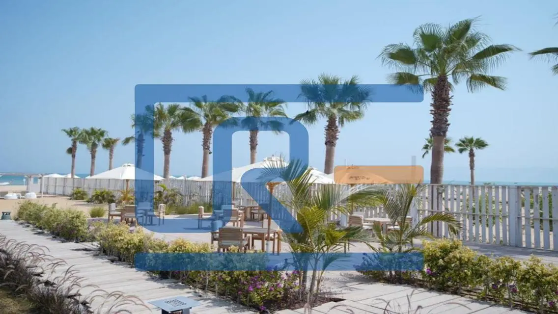 شاليه 3 غرف نوم نصف مفروش يطل على حمام السباحة