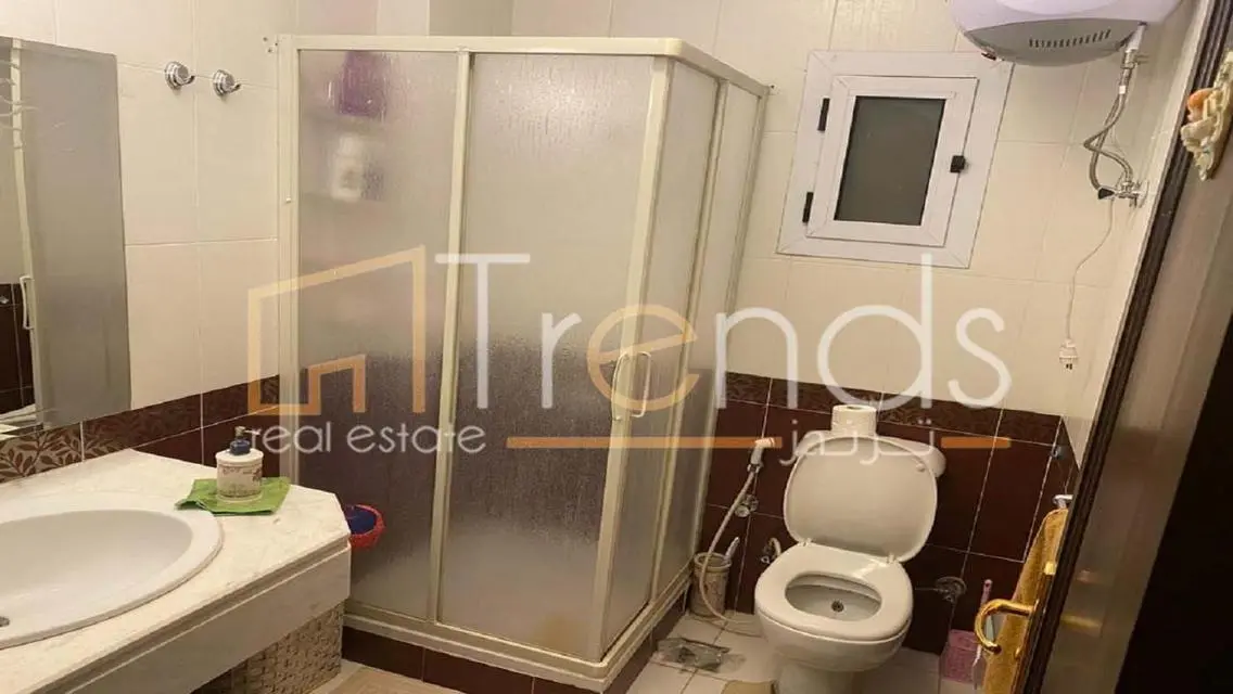 شاليه  أرضى بحديقة خاصه يطل على البحروحمام السباحه