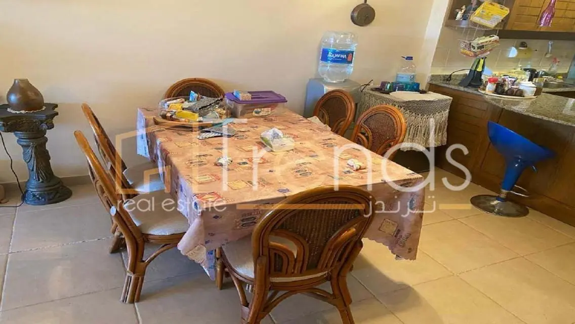 شاليه  أرضى بحديقة خاصه يطل على البحروحمام السباحه