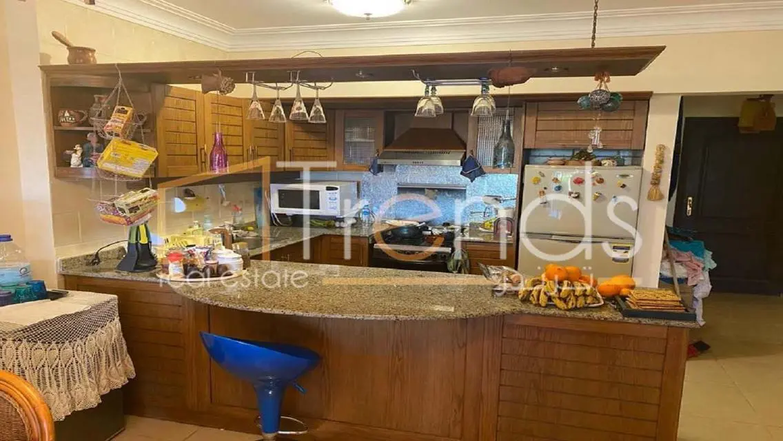 شاليه  أرضى بحديقة خاصه يطل على البحروحمام السباحه