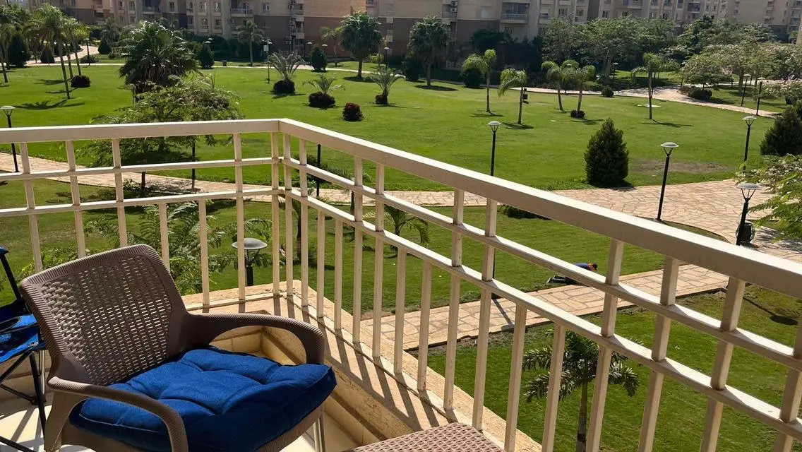شقة فاخرة للإيجار مع حديقة خاصة ومسبح