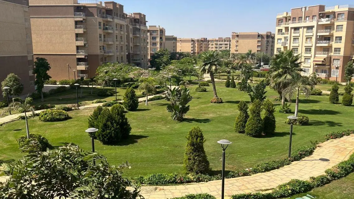 شقة فاخرة للإيجار مع حديقة خاصة ومسبح