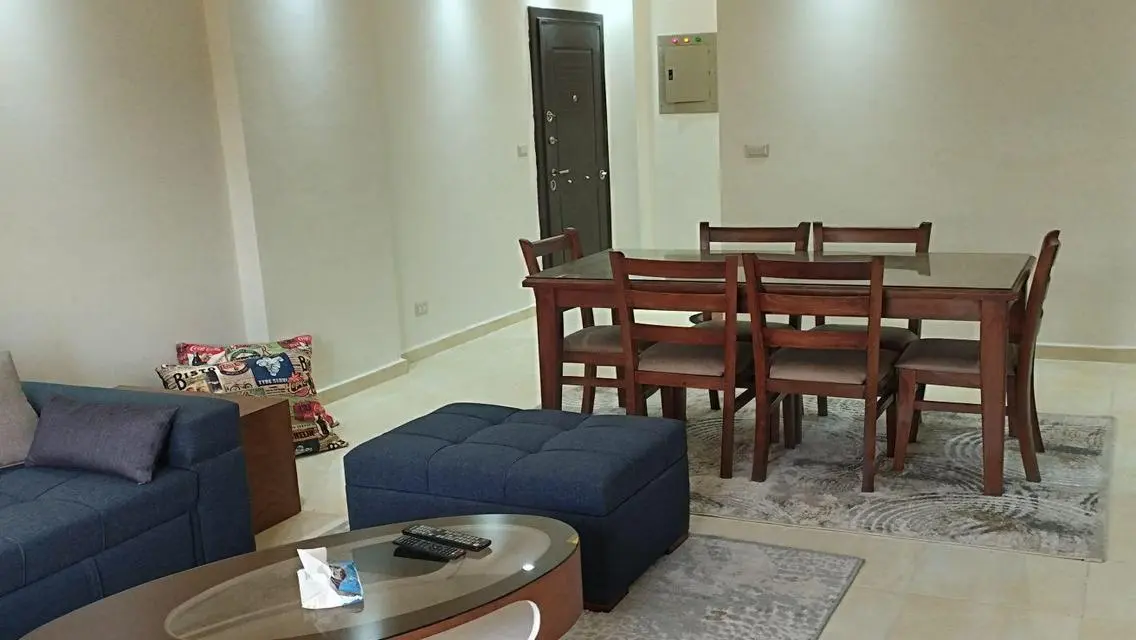 شقة فاخرة للإيجار مع حديقة خاصة ومسبح