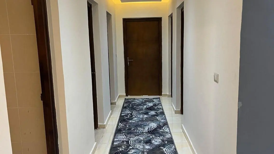 شقة فاخرة للإيجار مع حديقة خاصة ومسبح
