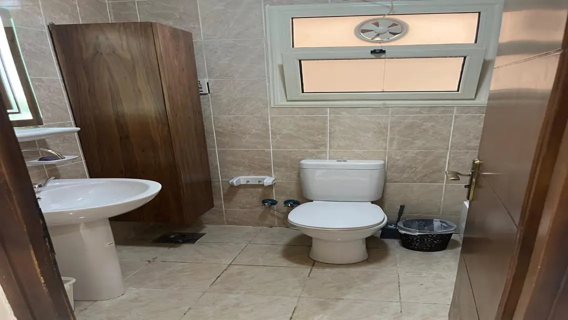 شقة فاخرة للإيجار مع حديقة خاصة ومسبح