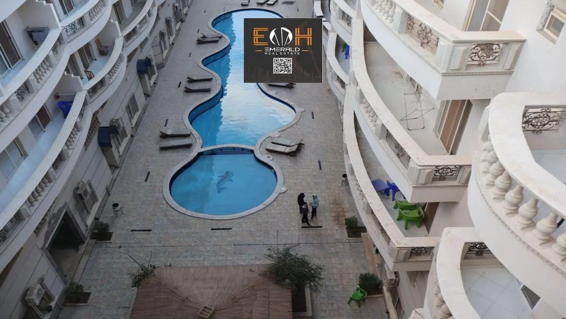 فيلا فاخرة للبيع مع شرفة ومسبح خاص