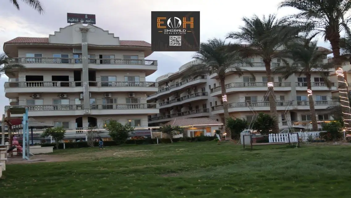 فيلا فاخرة للبيع مع شرفة ومسبح خاص