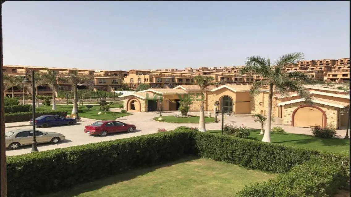 تاون هاوس للبيع فى كمبوند بيراميدز ووك