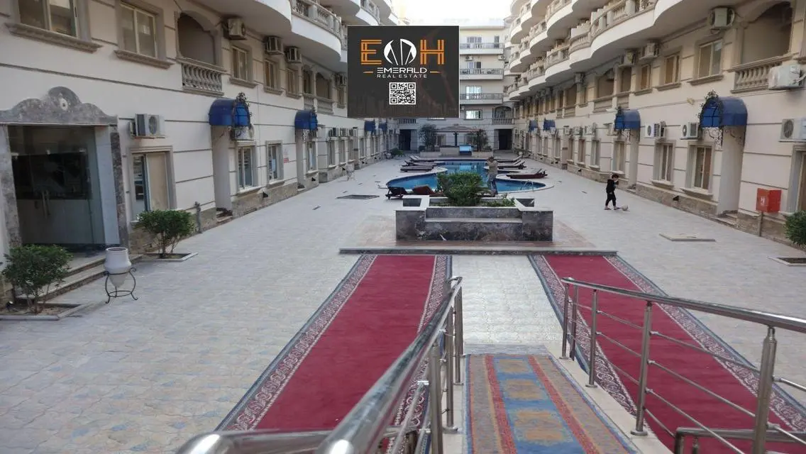 فيلا رائعة للبيع مع مسبح خاص وحديقة