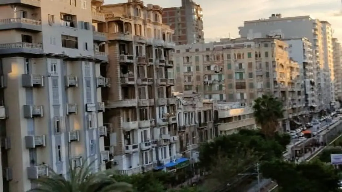 شقتين للبيع بكامب شيزار على الترام مبـــاشـــرة   