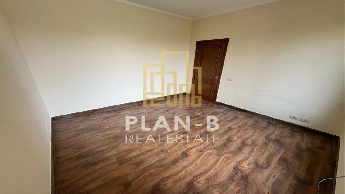 Duplex ground floorin garden inCasa Prime Location