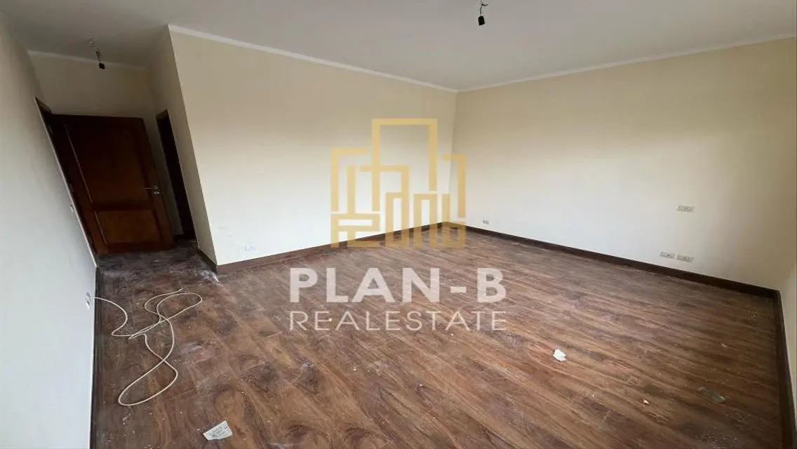 Duplex ground floorin garden inCasa Prime Location