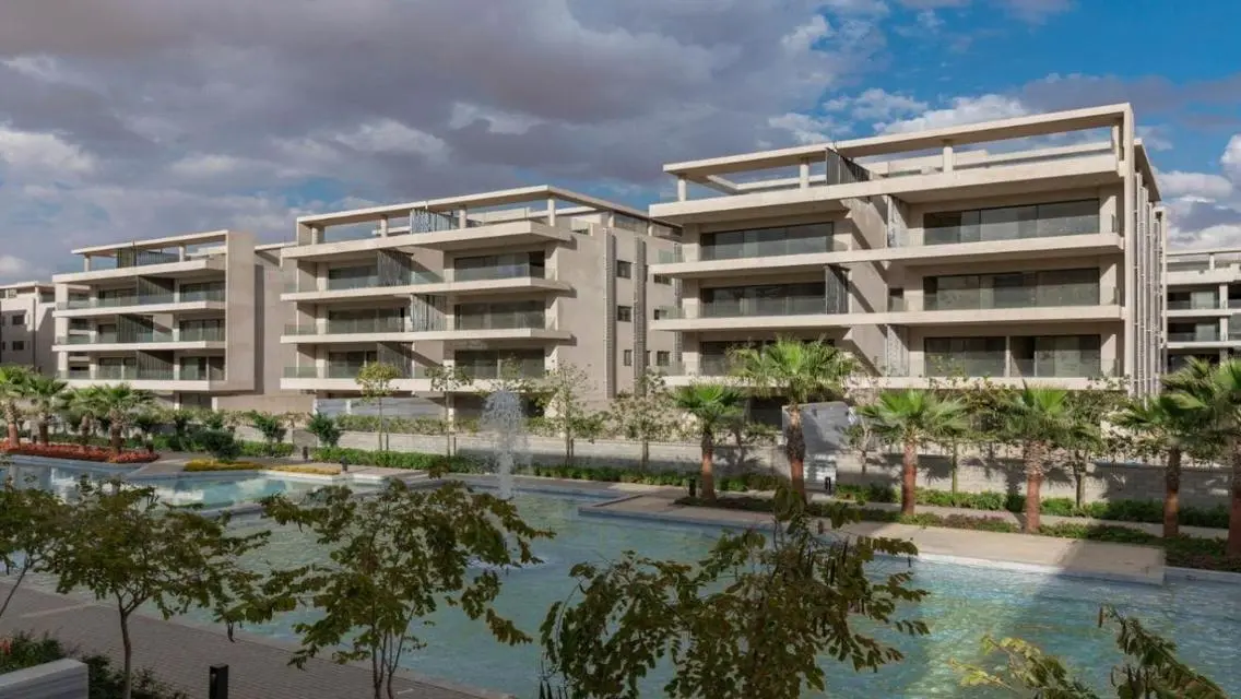 Luxury Apartment with Stunning Lake View