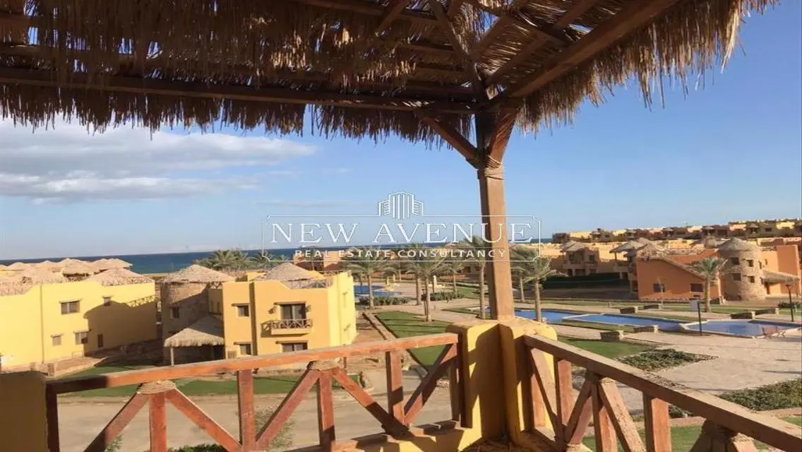 فيلا بموقع و سعر مميز تطل علي البحر و مساحات خضراء