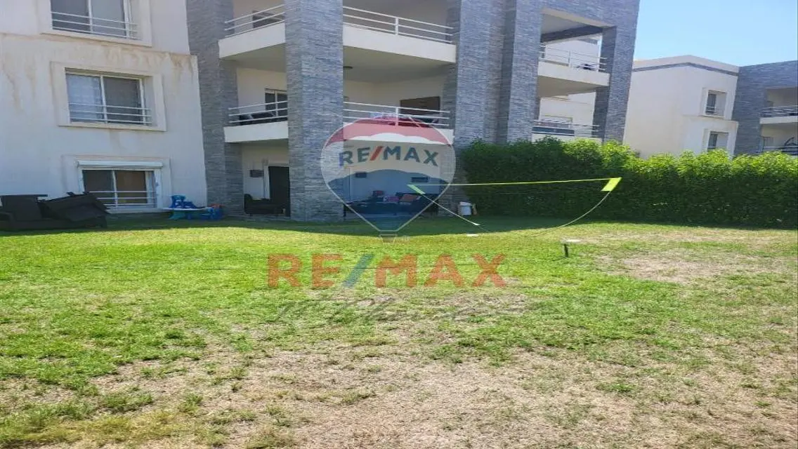 شاليه ارضي لقطة بحديقة واسعة