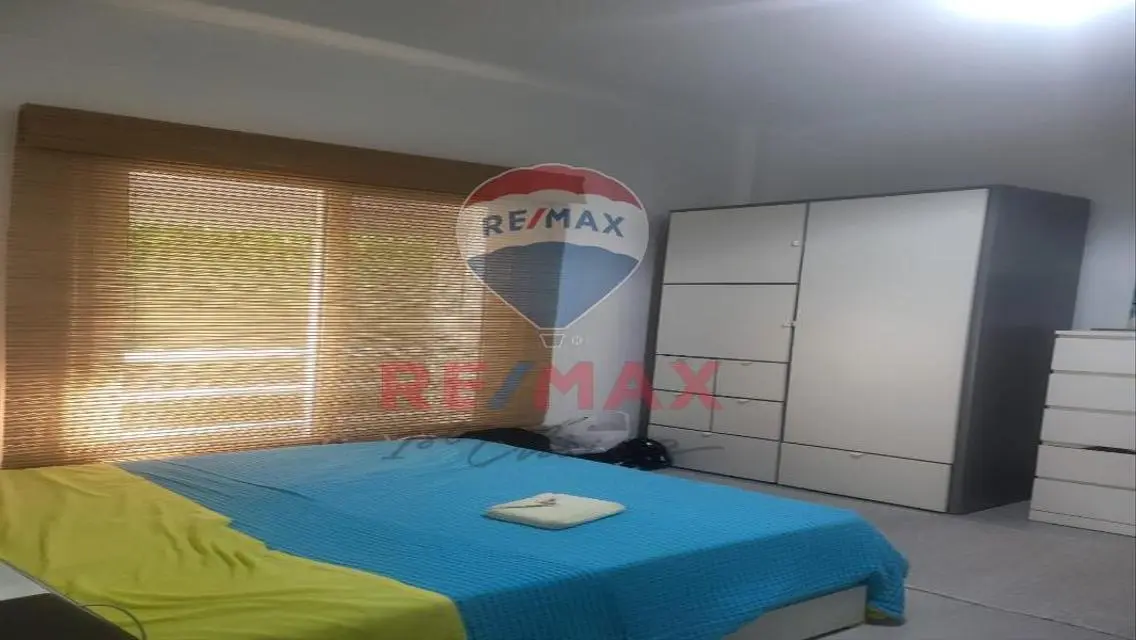 شاليه ارضي لقطة بحديقة واسعة