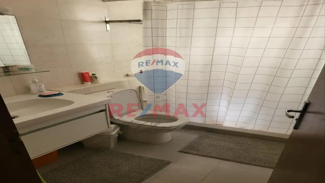 شاليه ارضي لقطة بحديقة واسعة