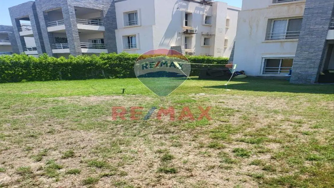 شاليه ارضي لقطة بحديقة واسعة