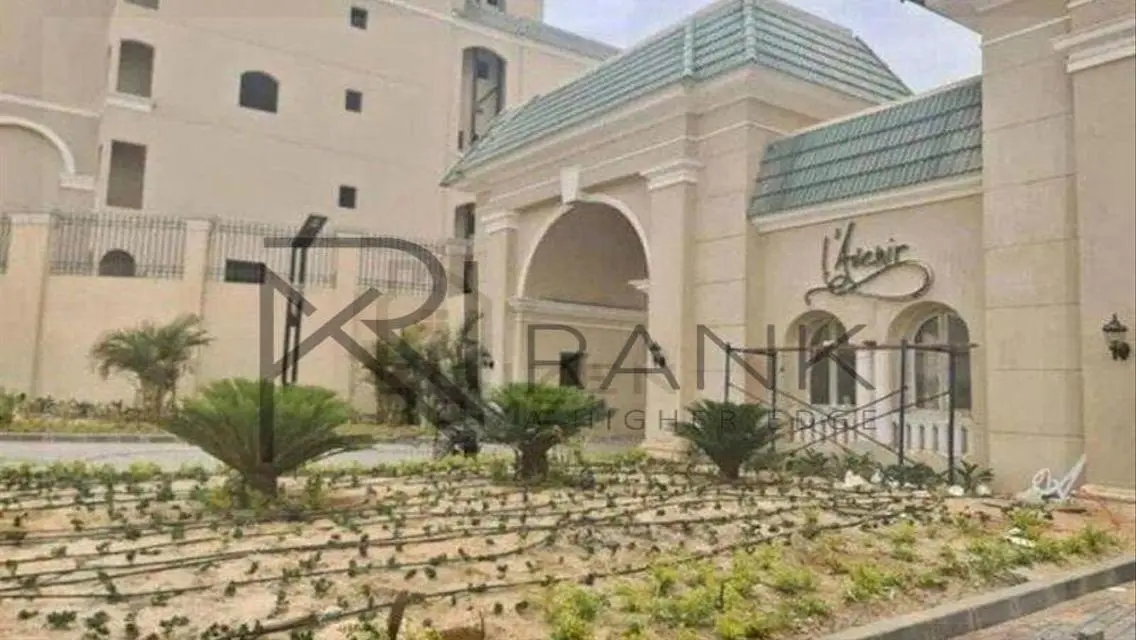 شقة نصف تشطيب في لافينير للبيع
