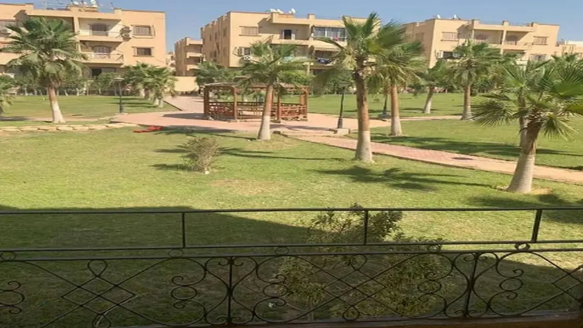 فرصة شقة أرضي بحديقة امامية كبيرة بكمبوند النخيل