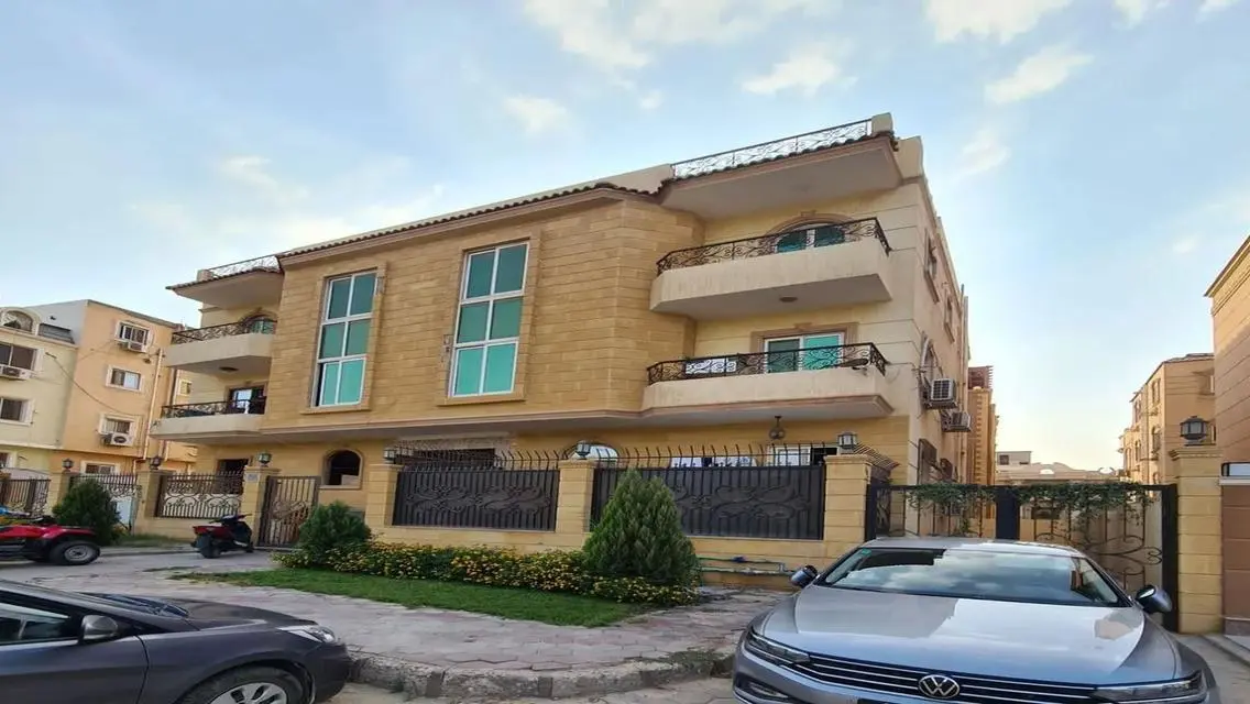 فرصة شقة أرضي بحديقة امامية كبيرة بكمبوند النخيل
