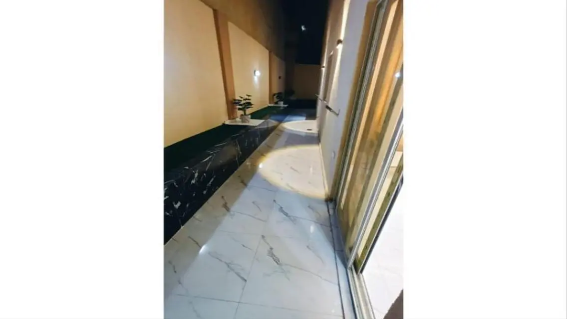شقة ارضى بحديقة خطوات لشارع الثروة تشطيب سوبر لوكس