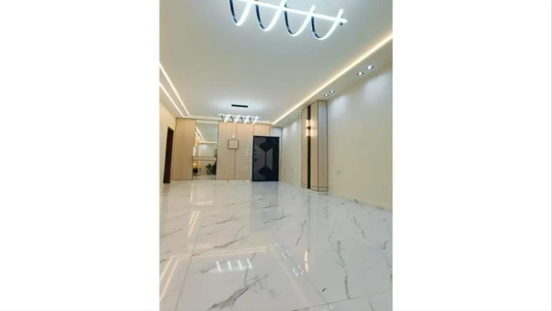 شقة ارضى بحديقة خطوات لشارع الثروة تشطيب سوبر لوكس