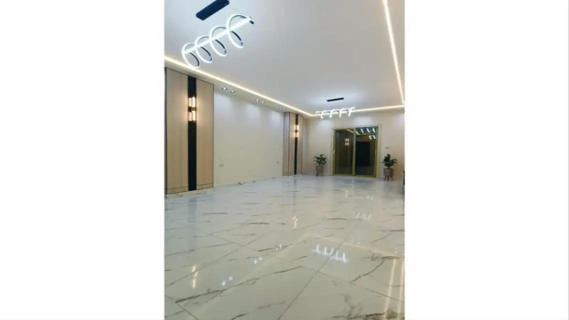 شقة ارضى بحديقة خطوات لشارع الثروة تشطيب سوبر لوكس