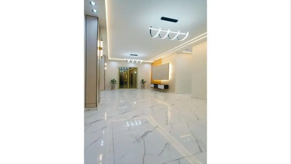شقة ارضى بحديقة خطوات لشارع الثروة تشطيب سوبر لوكس
