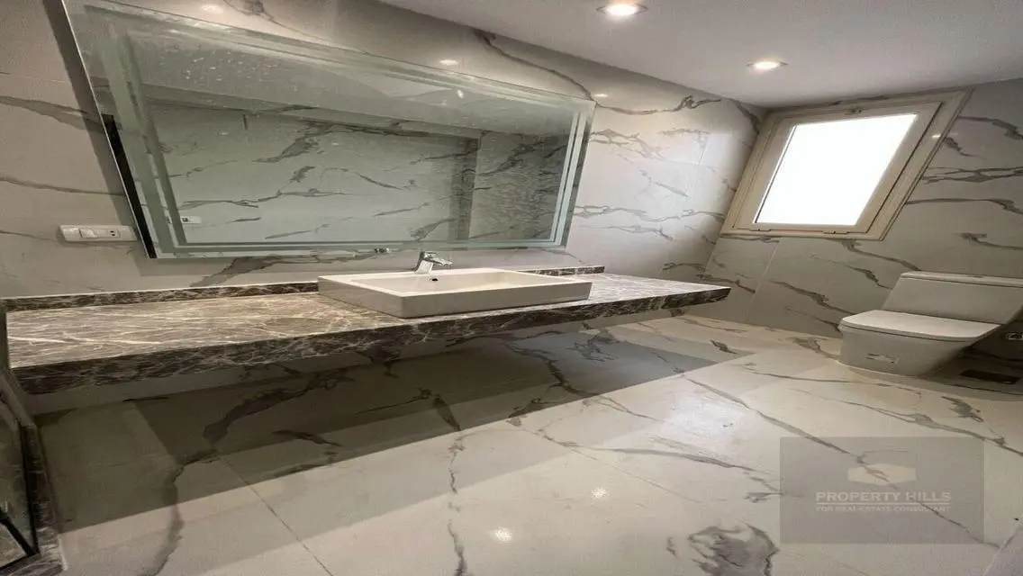 فيلا متشطبة بحمام سباحة، بجوار النادي، قسط ١٠ سنين
