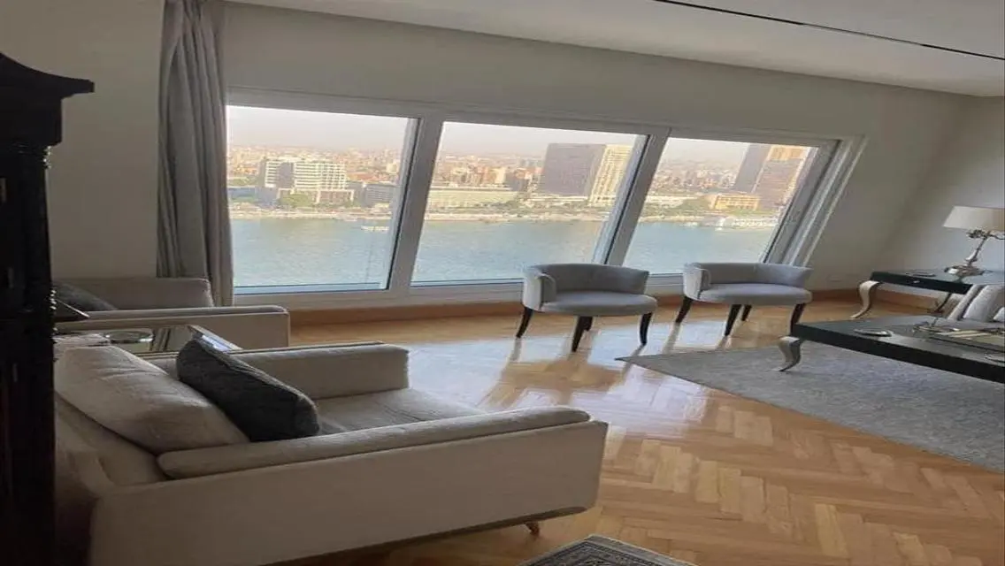 شقه فيو خيالي علي النيل تشطيب فندقي كامل بالفرش