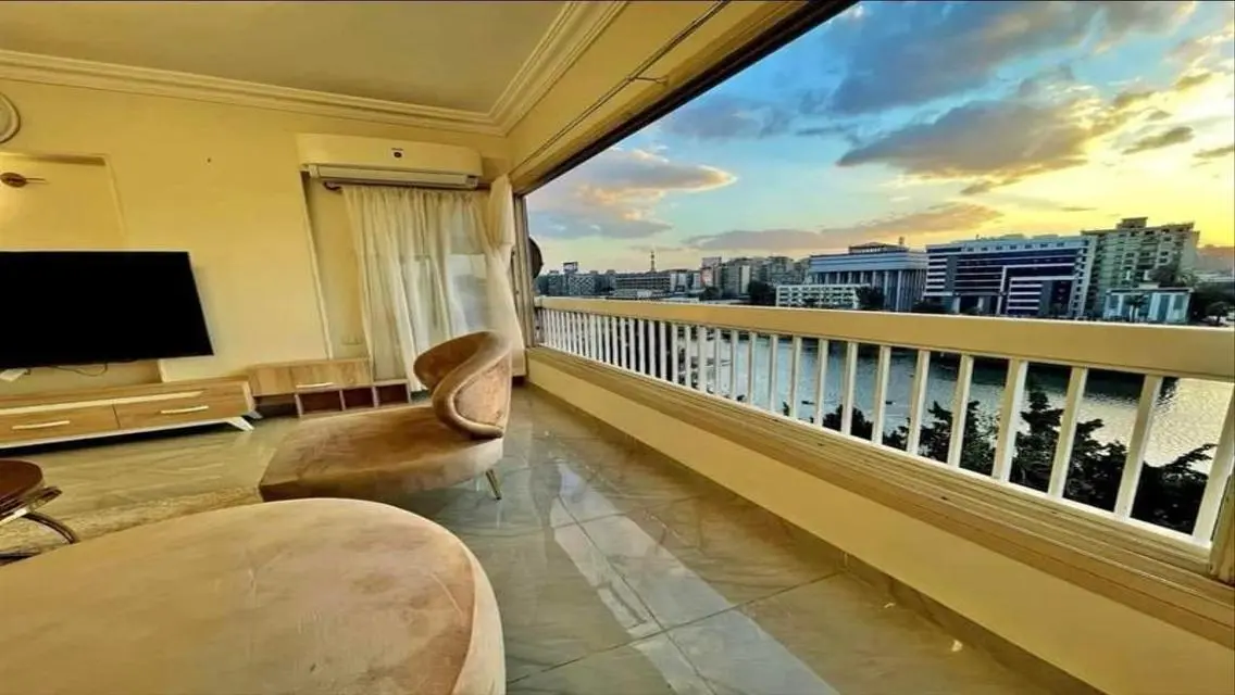 شقه فيو خيالي علي النيل تشطيب فندقي كامل بالفرش