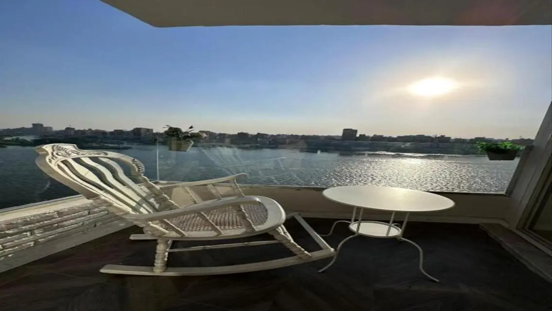 شقه فيو خيالي علي النيل تشطيب فندقي كامل بالفرش