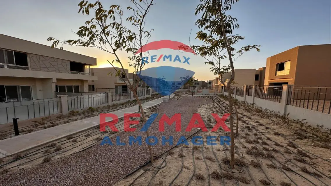 Resale Town Corner + Penthouse - Upfront: 1.6M